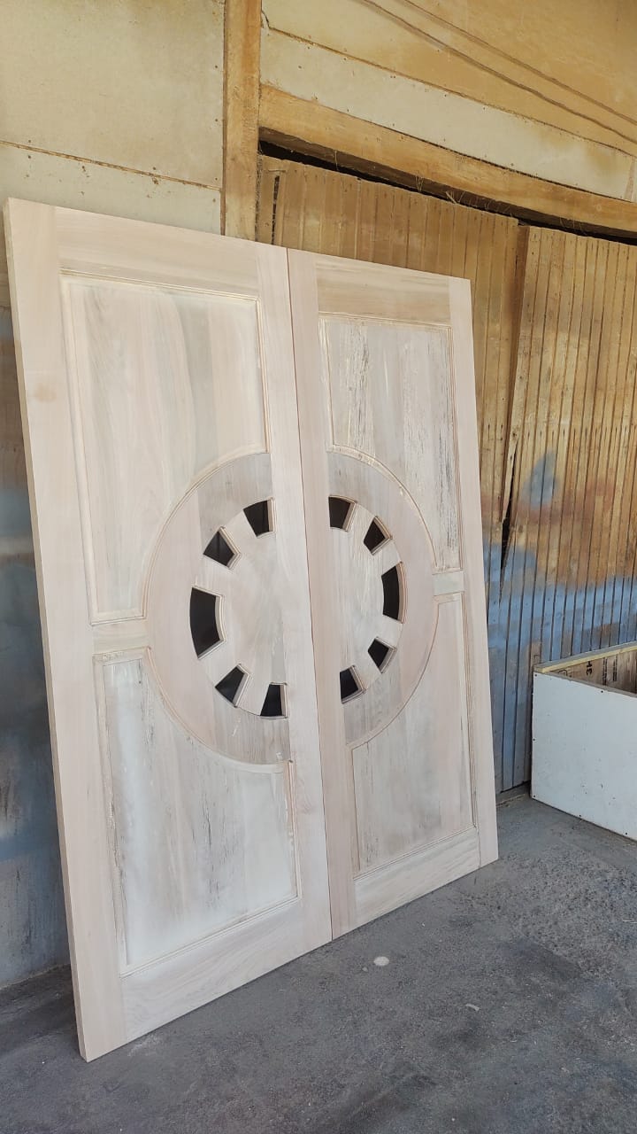 Puerta artística con diseño circular decorativo
